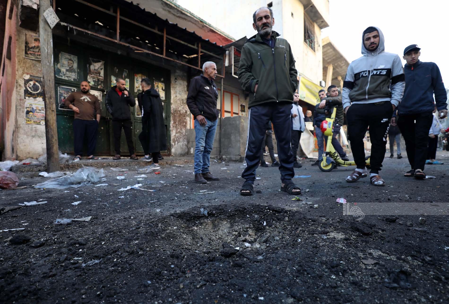 آثار القصف الإسرائيلي على المركبة (تصوير: أيمن النوباني/وفا)